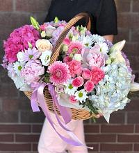 Цветочная композиция из Розы, Хризантемы, Пионы и Лизиантусы в корзине в Кадошкино