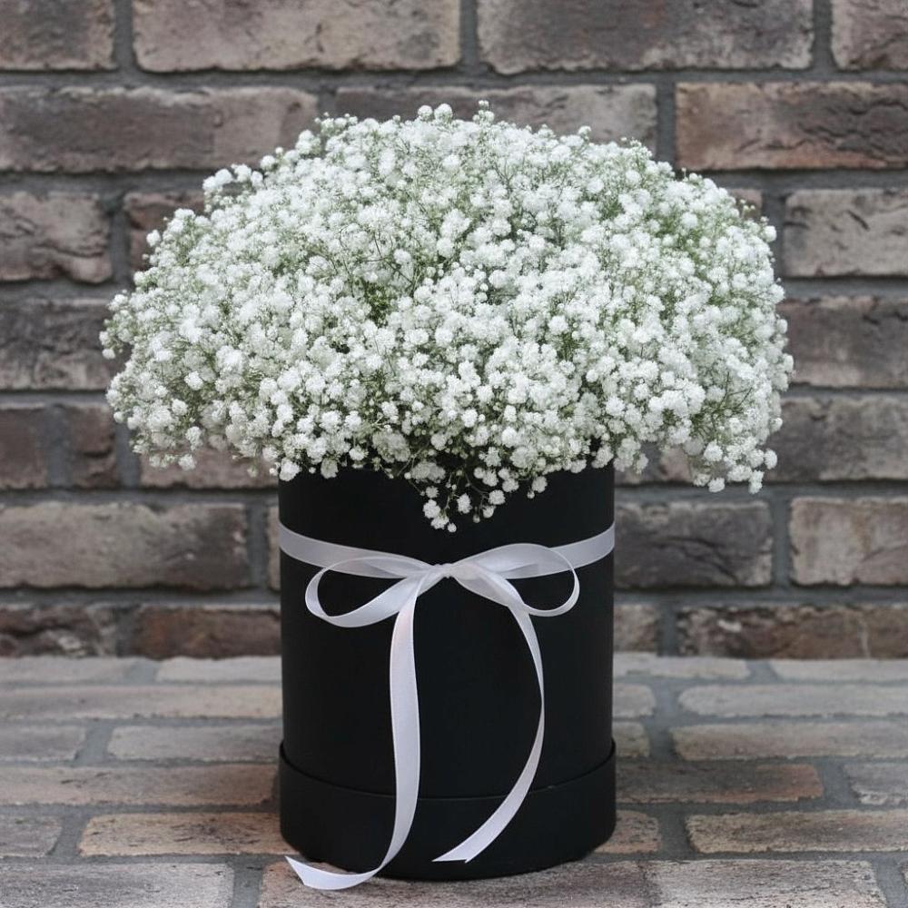 Цветочная композиция из Гипсофила в шляпной коробке в Кадошкино