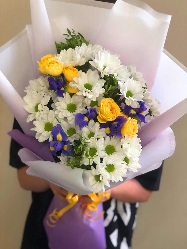 Букет цветов из: Ирисы, Хризантемы и Розы в Кадошкино
