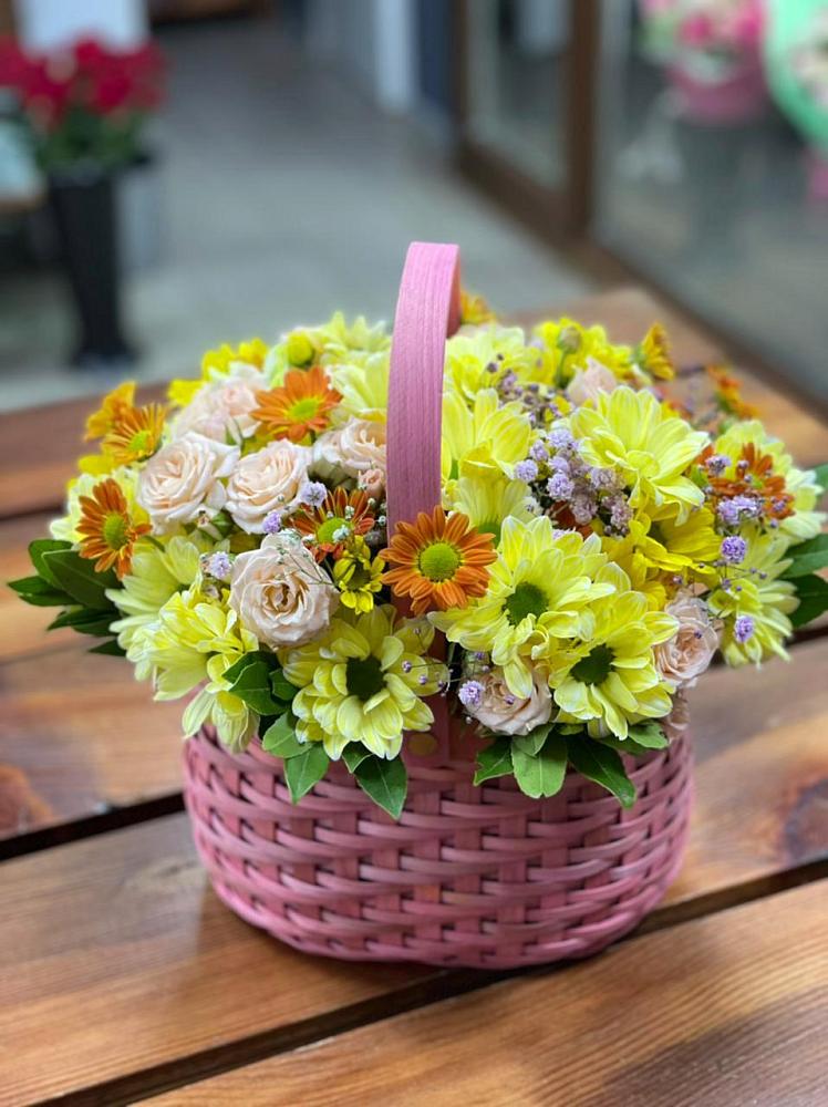 Цветочная композиция из Хризантемы и Розы в корзине в Кадошкино