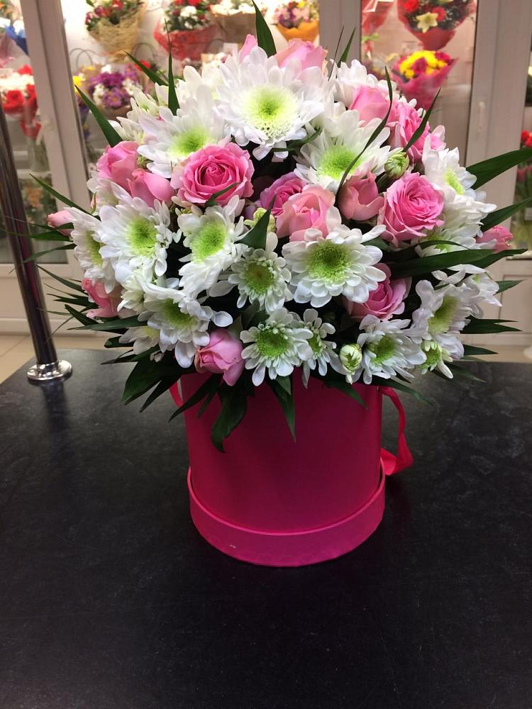 Цветочная композиция из Розы и Хризантемы в шляпной коробке в Кадошкино