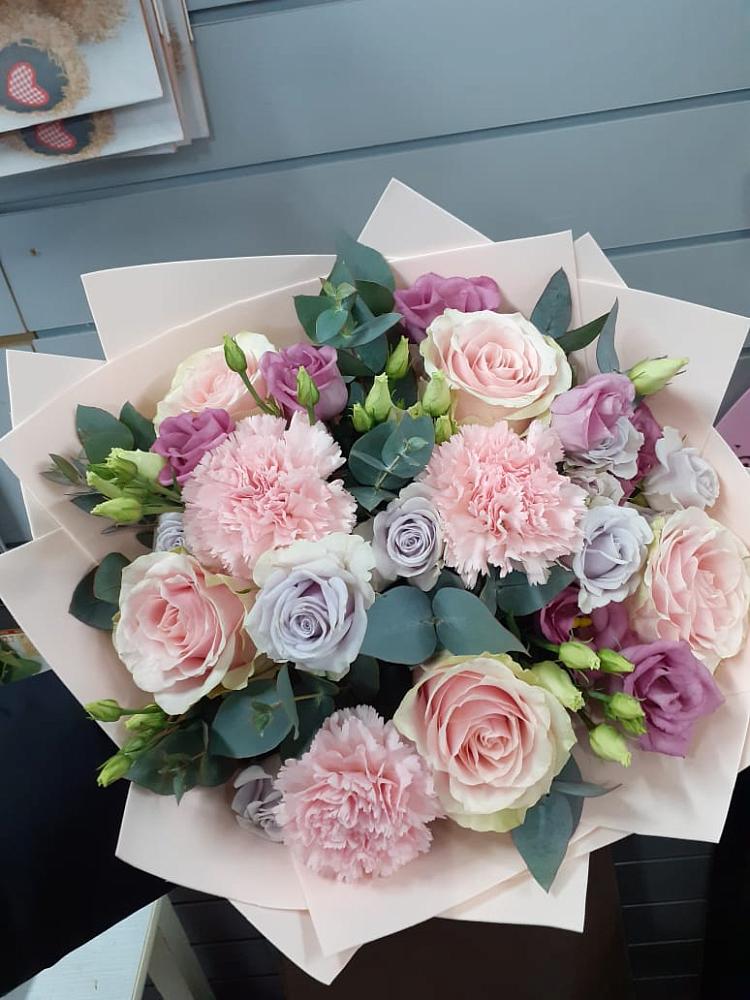 Букет цветов из: Розы, Гвоздики и Лизиантусы в Кадошкино